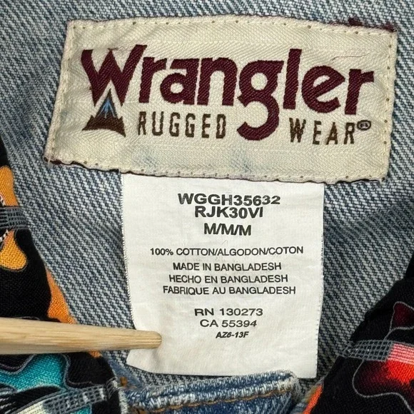 Wrangler Denim Jacket Mens Medium Blue‎ Rugged Wear Trucker Guitar Print Western